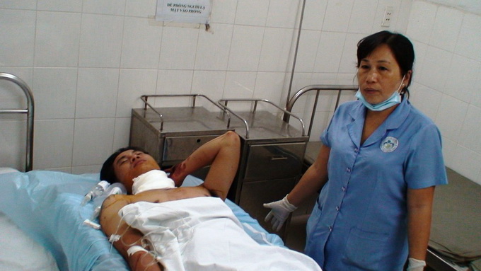 Truy t&igrave;m hung thủ cắt cổ hai phụ huynh trước cổng trường