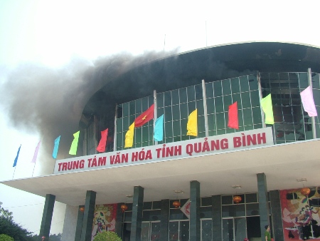 Ch&aacute;y lớn tại Nh&agrave; văn h&oacute;a Trung t&acirc;m tỉnh Quảng B&igrave;nh