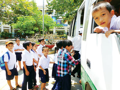 Gần 50 tỷ đồng trợ giá xe đưa rước học sinh ngoại thành - Ai trả?