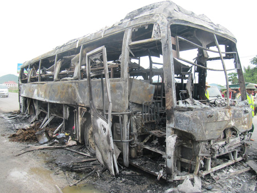 Xe khách đang chạy bỗng bốc cháy dữ dội
