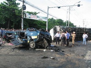 Ôtô đâm xe container làm năm người thương vong