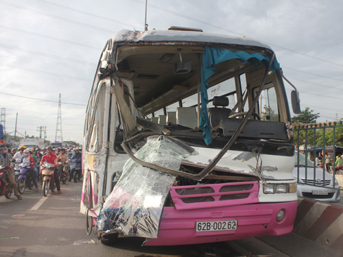 Tông xe liên hoàn, nhiều hành khách hoảng sợ