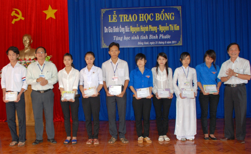 Ch&agrave;o mừng hội nghị tuy&ecirc;n dương gia đ&igrave;nh, d&ograve;ng họ hiếu học - cộng đồng khuyến học tỉnh lần thứ II