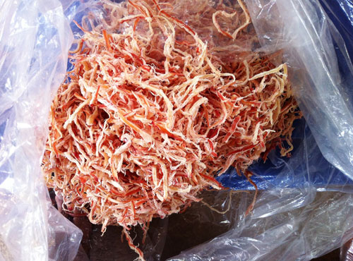 Ph&aacute;t hiện 1,5 tấn mực kh&ocirc; 'đ&agrave;n hồi như d&acirc;y thun'