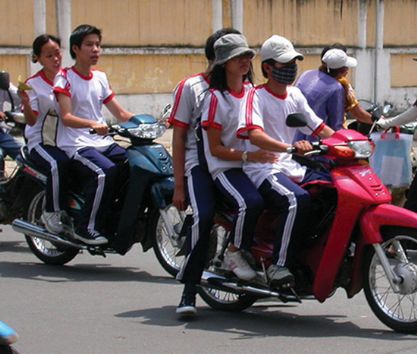 Học sinh, sinh viên nghiêm túc chấp hành Luật Giao thông đường bộ