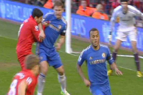 Tiền đạo Luis Suarez phải nhận án phạt "khủng" từ FA