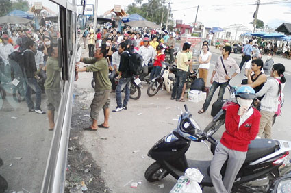 Nhọc nhằn đường về quê ăn tết