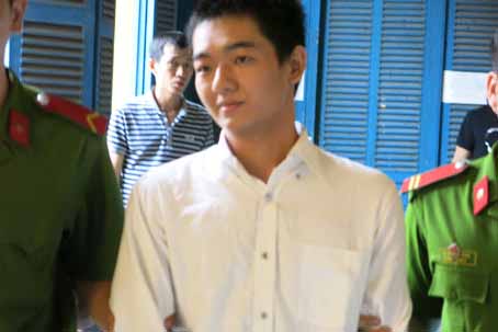 N&eacute;m bom xăng, bắn s&uacute;ng hoa cải v&agrave;o h&igrave;nh sự đặc nhiệm