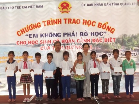 Trao học bổng “Em không phải bỏ học”