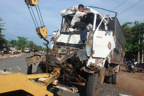 Xe tải t&ocirc;ng m&aacute;y c&agrave;y, 1 người chết, 3 người bị thương
