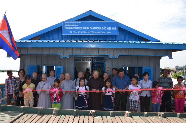 Các nhà hảo tâm VN tặng trường học cho Campuchia