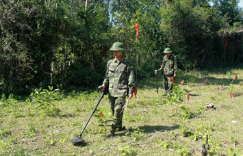Nâng mức sinh hoạt phí cho người làm nhiệm vụ rà phá bom, mìn