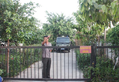 Bắt khẩn cấp kẻ đ&aacute;nh ghen, lột quần &aacute;o người kh&aacute;c giữa ban ng&agrave;y