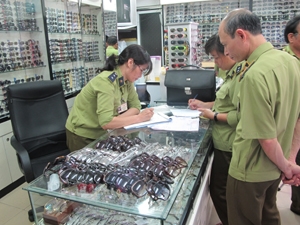 Thu gần 1.000 k&iacute;nh mắt giả c&aacute;c nh&atilde;n hiệu nổi tiếng