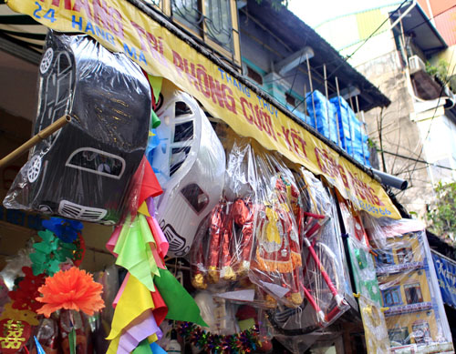 Vào mùa 'sắm' Mercedes, iPhone cho 'người âm'