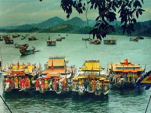 Lễ hội Điện Huệ Nam thu hút hàng vạn người đến dự