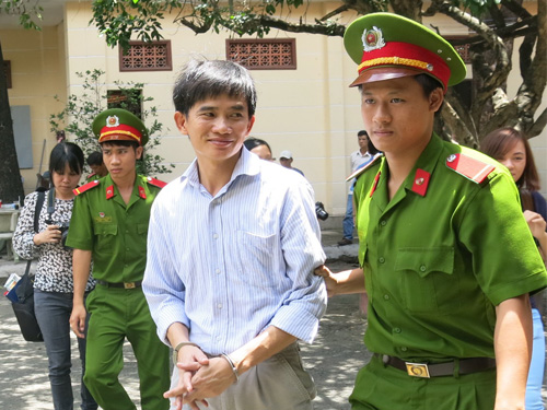 Nụ cười lạ l&ugrave;ng của b&aacute;c sĩ g&acirc;y tai nạn chết người