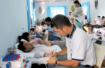 Hơn 300 người hiến m&aacute;u nh&acirc;n đạo