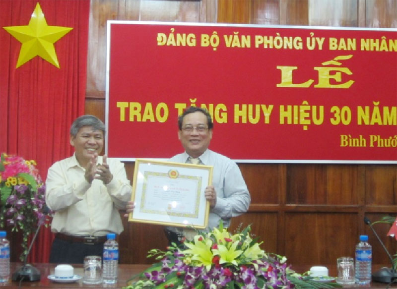 Ph&oacute; chủ tịch UBND tỉnh Nguyễn Huy Phong nhận huy hiệu 30 năm tuổi Đảng