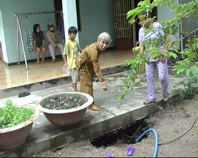 Người dân lo sợ sụt lún đất