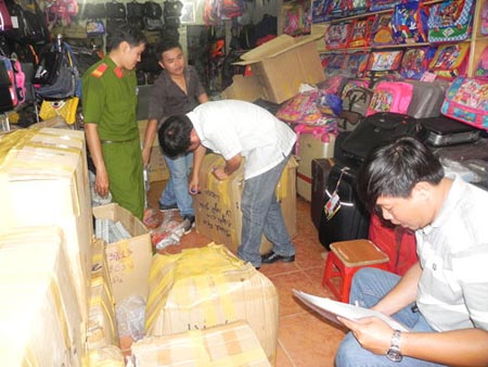 Từ ng&agrave;y 1-3-2013: Sản xuất h&agrave;ng giả bị phạt đến 100 triệu đồng  