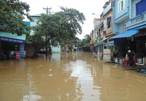 Dân tá hỏa nghe báo lũ khẩn cấp trong đêm