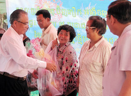 236 phần quà mừng xuân kiều bào ở tỉnh Kratie