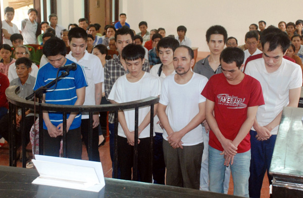 73 năm t&ugrave; cho nh&oacute;m thanh ni&ecirc;n sử dụng &ldquo;bom xăng&rdquo; ph&aacute; xe &ocirc; t&ocirc;