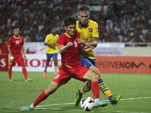 Arsenal chia tay Việt Nam bằng 'đại tiệc bàn thắng' 