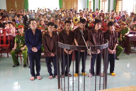 B&igrave;nh Phước: X&eacute;t xử lưu động 6 đối tượng cướp giật t&agrave;i sản