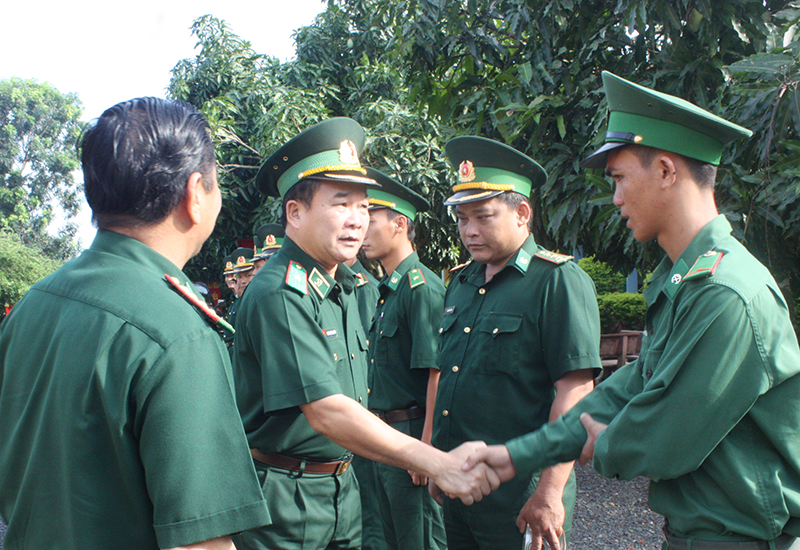Ph&oacute; tư lệnh bộ đội bi&ecirc;n ph&ograve;ng kiểm tra c&ocirc;ng t&aacute;c trinh s&aacute;t v&agrave; cửa khẩu tại B&igrave;nh Phước