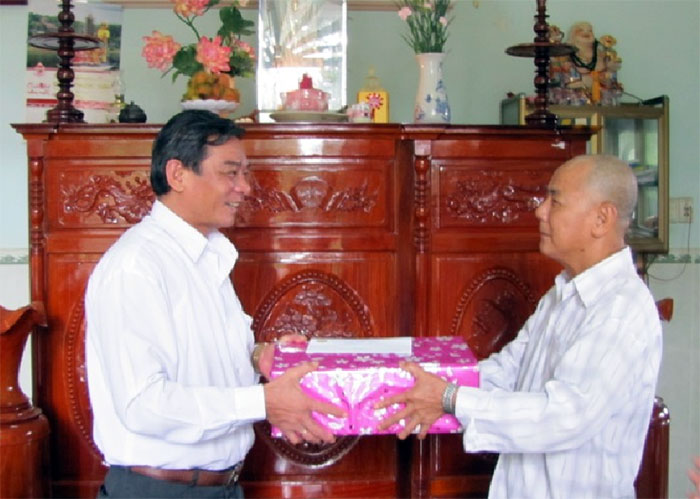 Các hoạt động thăm, tặng quà gia đình chính sách nhân ngày 27-7