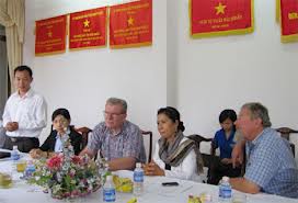 Chuyên gia tổ chức PUM hỗ trợ nông dân kỹ thuật trồng măng tây xanh và nuôi gà  