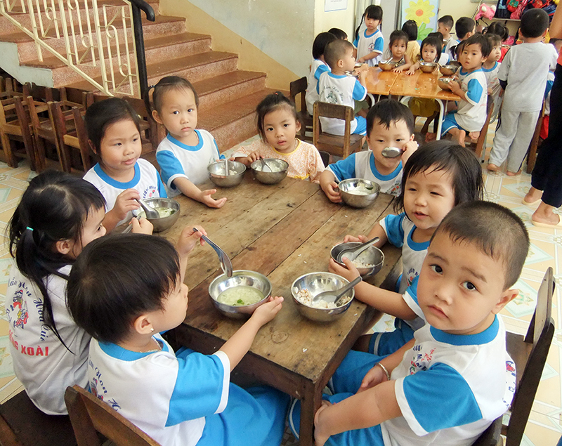 Bao giờ trẻ 5 tuổi ở Đồng Phú được hỗ trợ tiền ăn trưa?