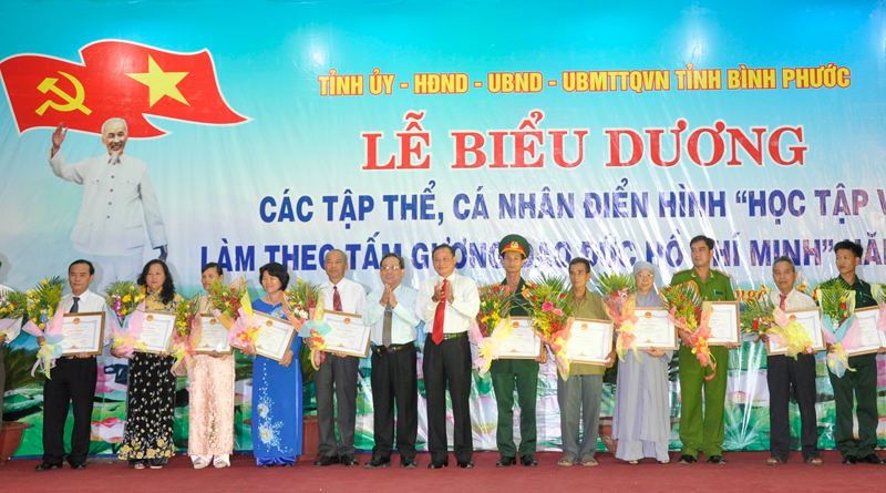 Đưa việc &ldquo;Học tập v&agrave; l&agrave;m theo tấm gương đạo đức Hồ Ch&iacute; Minh&rdquo; đi v&agrave;o chiều s&acirc;u, tạo chuyển biến mạnh mẽ trong việc &ldquo;l&agrave;m theo&rdquo; B&aacute;c