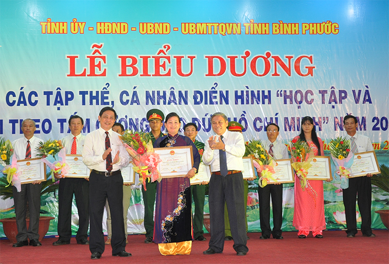 Kỷ niệm 65 năm ng&agrave;y B&aacute;c Hồ ra lời k&ecirc;u gọi thi đua &aacute;i quốc (11-6-1948 - 11-6-2013)