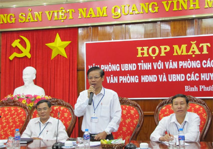 Văn ph&ograve;ng UBND họp mặt đầu năm