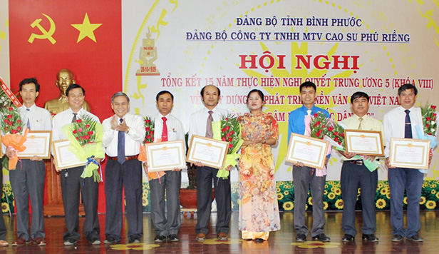 Học v&agrave; l&agrave;m theo B&aacute;c ở cao su Ph&uacute; Riềng