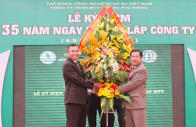 C&ocirc;ng ty cao su Ph&uacute; Riềng kỷ niệm 35 năm ng&agrave;y th&agrave;nh lập