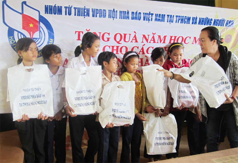 Văn phòng hội nhà báo phía Nam tặng quà học sinh nghèo ở Bù Gia Mập