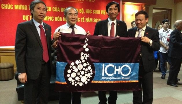 Nồng nhiệt đón đoàn Olympic Hóa học quốc tế Việt Nam 2013