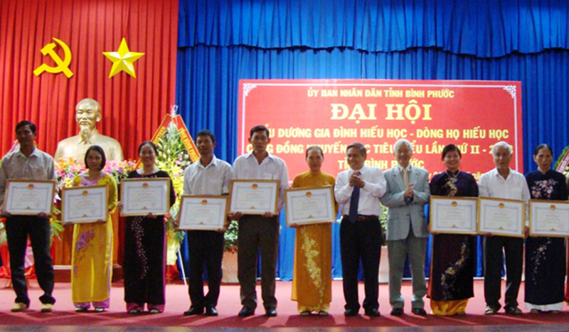 Tuy&ecirc;n dương 146 gia đ&igrave;nh, d&ograve;ng họ hiếu học, cộng đồng khuyến học