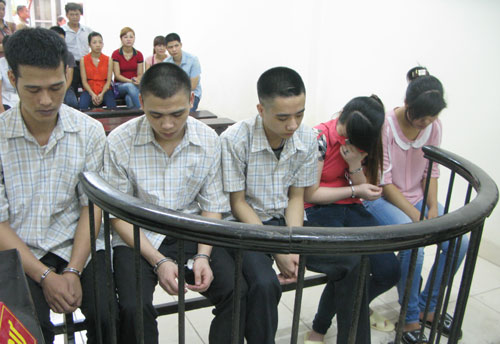 V&agrave;o t&ugrave; v&igrave; d&ugrave;ng vợ l&agrave;m &ldquo;chim mồi&rdquo; lừa t&igrave;nh cướp tiền của thầy b&oacute;i