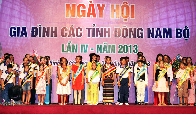 Biểu dương 18 gia đ&igrave;nh ti&ecirc;u biểu 6 tỉnh Đ&ocirc;ng Nam bộ