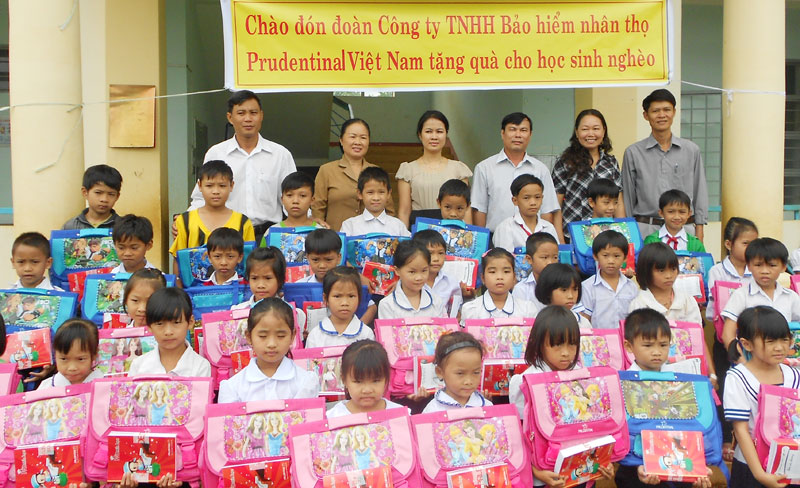 140 phần quà tặng học sinh nghèo thị xã Đồng Xoài và huyện Đồng Phú