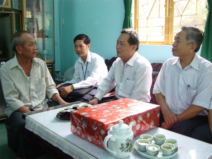 Lãnh đạo tỉnh thăm và tặng quà gia đình chính sách nhân ngày 27-7