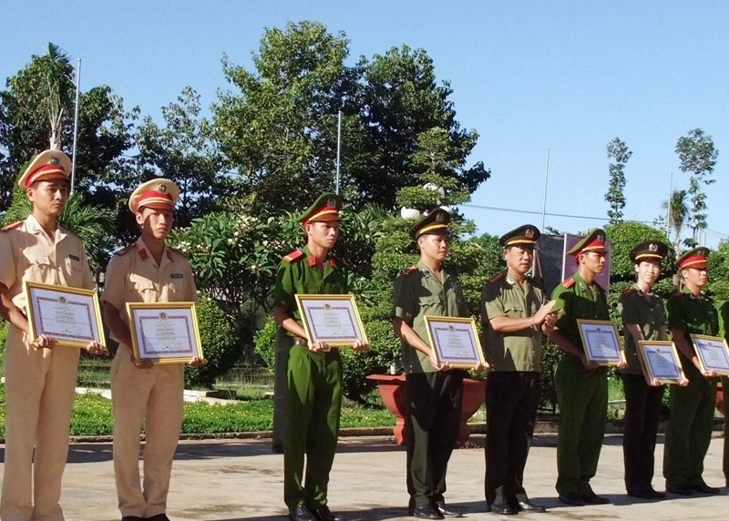 Khen thưởng cảnh s&aacute;t giao th&ocirc;ng bắt trộm