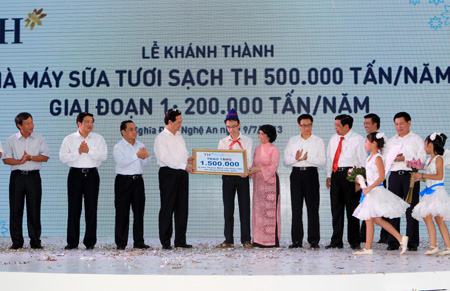Khánh thành Nhà máy sữa tươi lớn nhất Đông Nam Á