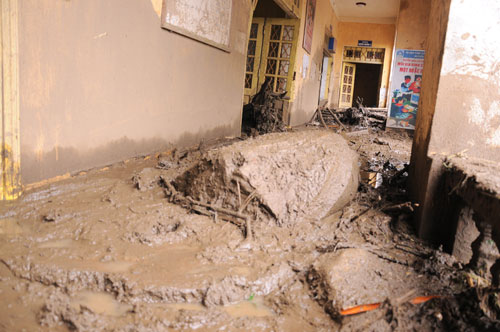 Sạt lở núi đào vàng, 2 người chết, 12 người bị thương