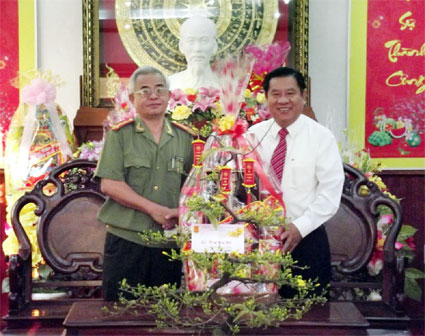 L&atilde;nh đạo tỉnh thăm v&agrave; tặng qu&agrave; tết c&aacute;n bộ l&atilde;o th&agrave;nh v&agrave; gia đ&igrave;nh ch&iacute;nh s&aacute;ch